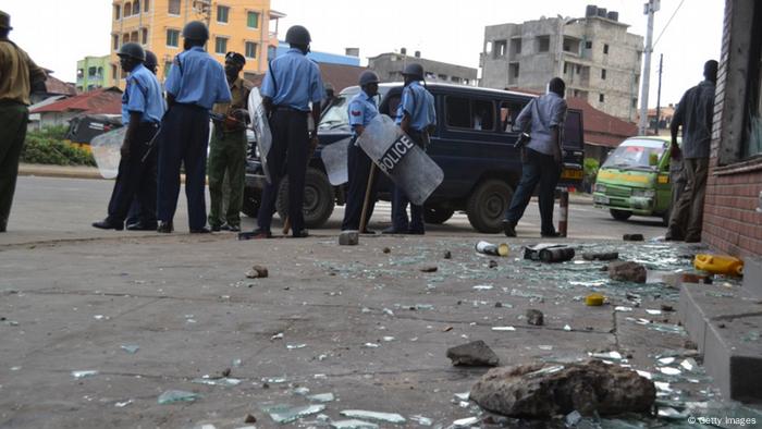 Ausschreitungen in Mombasa: Polizisten patroullieren in einer Straße (Foto: AFP/GettyImages)