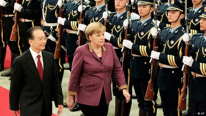 German Chancellor Angela Merkel and Chinese Premier Wen Jiabao, left, review a guard of honor at the Great Hall of the People in Beijing, China, Thursday, Feb. 2, 2012. Merkel called on China, the biggest buyer of Iranian oil, to use its influence to persuade Tehran to renounce possible nuclear weapons ambitions. (Foto:Lintao Zhang, Pool/AP/dapd)