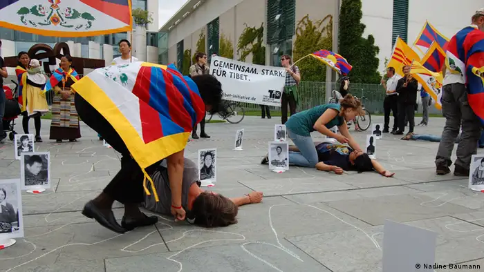 Tibet Initiative Deutschland, aufgenommen am 28.8.2012 in Berlin vor dem Bundeskanzleramt. Anlass: Protest gegen tibetische Selbstverbrennungen.