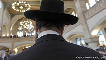Der Rabbiner Yehuda Teichtal steht am Sonntag (09.11.2008) bei der zentralen Gedenkfeier von Bundesregierung und dem Zentralrat der Juden in Deutschland zum 70. Jahrestag der Reichspogromnacht in der Synagoge an der Rykestrasse in Berlin. In der Nacht vom 9. auf den 10. November 1938 hatten Nationalsozialisten überall in Deutschland Synagogen in Brand gesetzt. Foto: Michael Kappeler dpa/lbn (zu dpa 4170) +++(c) dpa - Report+++