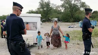 Une des très nombreuses expulsions menées par les CRS contre les camps de Roms illégaux en France