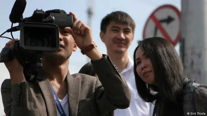 Teilnehmer der „Zentralasiatischen Sommerakademie für zeitgenössischen Journalismus“ in Bischkek (Foto: DW Akademie / Dirk Thiele).