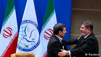 Preşedintele iranian Mahmud Ahmadinejad, primindu-l la Teheran pe Mohammed Mursi