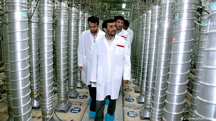 ARCHIV - Handout der offiziellen Website des iranischen Präsidenten zeigt Mahmud Ahmadinedschad bei der Inspektion der Atomanlage Natans im Zentraliran am 08.03.2007. Die Internationale Atomenergie-Organisation (IAEA) und der Iran haben sich auf eine Untersuchung des umstrittenen Atomprogramms geeinigt. Eine entsprechende Vereinbarung solle bald unterzeichnet werden, sagte IAEA-Chef Amano nach seiner Rückkehr aus Teheran am Dienstag (22.05.2012) in Wien. EPA/IRAN'S PRESIDENCY OFFICE/HANDO HANDOUT EDITORIAL USE ONLY/NO SALES (zu dpa vom 22.05.2012; bestmögliche Qualität) +++(c) dpa - Bildfunk+++