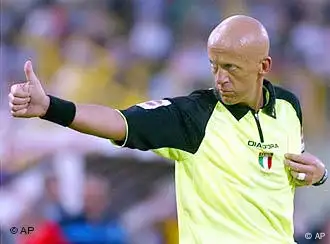 BdT: Bye, Bye, der italienische Schiedsrichter Pierluigi Collina bei seinem letzten Spiel