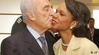 Condoleeza Rice bekommt ein Küsschen von Vizepremierminister Schimon Peres
