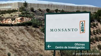 Auf einem großen Schild wird der Weg zu Versuchsfeldern von Monsanto beschrieben. (Foto: Bodo Marks)