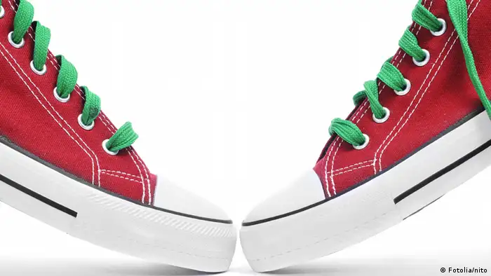 Ein Paar rote Sneakers mit den Spitzen zueinander (Fotolia/nito)