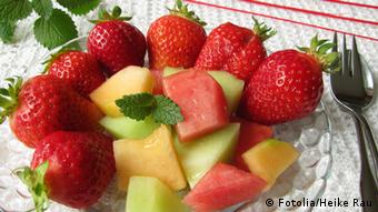 Obstteller mit Erdbeeren und Melone