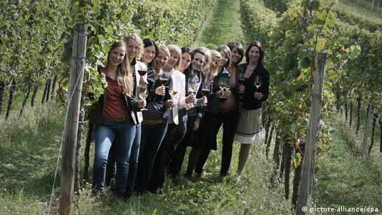 Xotin sikiladi va er uning ogziga cums Multfilm tarmogi haqida porno