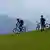 četiri biciklista na brdu