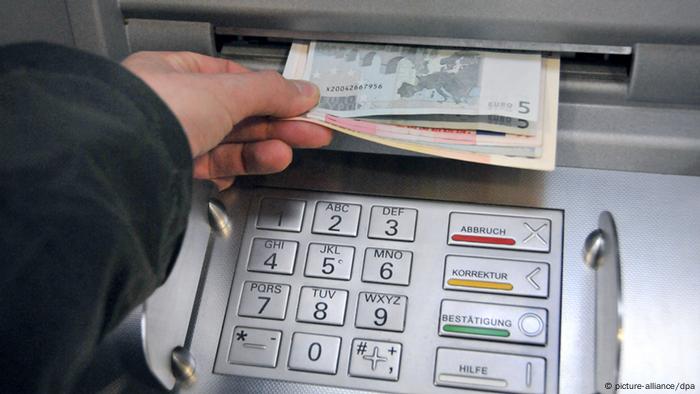 Symbolbild Geldautomat Bankautomat (picture-alliance/dpa)