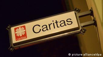 Ein Schild der Caritas (Foto: Uwe Zucchi)