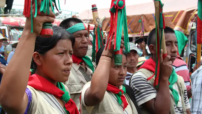 Indigenous Colombians peacefully protesting against the civil war, photo: Nils Naumann