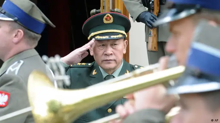 China's Defense Minister Gen. Liang Guanglie salutes to a marching Polish Army band during the welcoming ceremony in Warsaw, Poland, Wednesday, May16, 2012. (Foto:Alik Keplicz/AP/dapd)