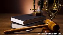 Symbolbild Gericht Gesetz Waage und Richterhammer Sebastian Duda - Fotolia 42719114 gavel; judge; judicial; juridical; justice; law; lawyer; legal; legally; wood; wooden; litigation; arbitrate; auction; authority; court; courthouse; courtroom; crime; criminal; equality; guilt; hammer; hit; innocence; isolated; judgment; magistrate; mallet; object; order; prosecution; punish; punishment; rule; sentence; symbol; symbolic; trial; tribunal; truth; verdict; white; wisdom