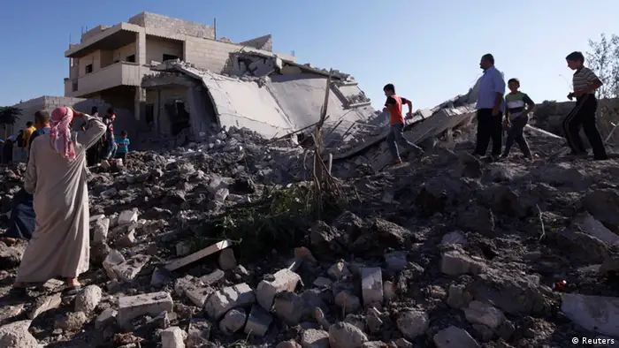 Residents inspect the damage after what was said to be an air raid by Syrian government forces near the district of Azaz, north of Aleppo September 3, 2012. REUTERS/Zain Karam (SYRIA - Tags: CONFLICT)