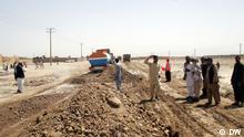 Grundsteinlegung Straßenbau in Herat, Afghanistan. Die Bilder hat unser Korrespondent Hoshang Hashemi aus Herat geschickt. Alle Rechte gehören der DW. Zulieferer: Waslat Hasrat-Nazimi Schlagwörter: Afghanistan, auf-afg, Wiederaufbau, Straße, Bau, Herat