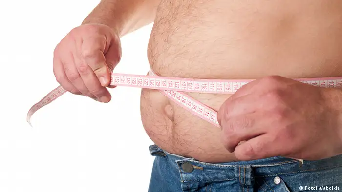 Medizin Diabetes Symbolbild Fettleibigkeit Mann mit dickem Bauch und Meßband (Fotolia/aboikis)