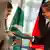 Die pakistanische Außenministerin Khar und Bundesaußenminister Westerwelle tauschen am 04.09.12 in Berlin nach der Unterzeichnung eines Vertrags zur bilateralen Zusammenarbeit beider Länder Exemplare des Abkommens (Foto: dapd)