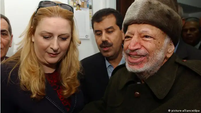 ARCHIV - Der Palästinenserführer Jassir Arafat und seine Frau Suha in Ramallah am 29.10.2004. Die Witwe des langjährigen Palästinenserführers Jassir Arafat steht im Fadenkreuz der tunesischen Justiz. Gegen die in Malta lebende Suha Arafat sei ein internationaler Haftbefehl ausgestellt worden, bestätigte das Justizministerium in Tunis am Montag (31.10.2011). EPA/HUSSEIN HUSSEIN-PALESTINIAN AUTHORITY +++(c) dpa - Bildfunk+++