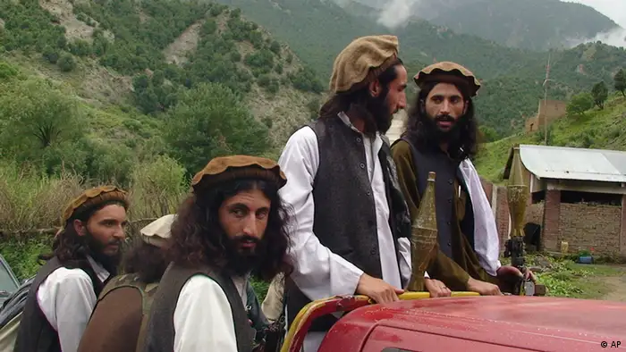 ADVANCE FOR RELEASE MONDAY, SEPT. 3, 2012, AT 12:01 A.M. EDT - FILE - In this Sunday, Aug. 5, 2012 file photo, Pakistani Taliban patrol in their stronghold of Shawal in the Pakistani tribal region of South Waziristan. In the Pakistani tribal regions that harbor al-Qaida and a cauldron of other jihadist groups, militants from Central Asia, China, Turkey and even Germany are growing in number, eclipsing Arabs and possibly raising new challenges not just for the U.S. but for Europe, Russia and China, say intelligence officials, analysts and residents of the area. (Foto: Ishtiaq Mahsud, File/AP/dapd)