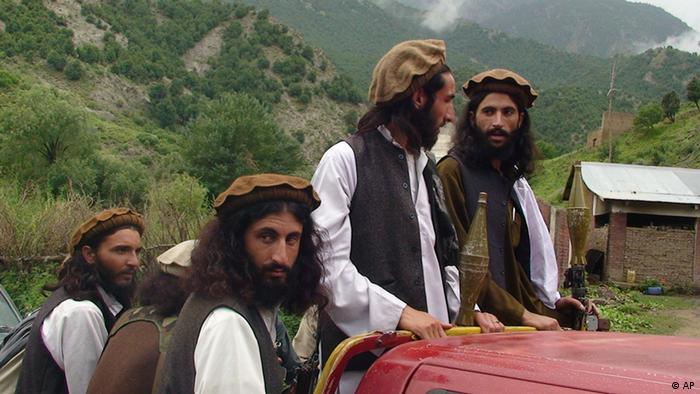 Pakistani Taliban patrol in their stronghold of Shawal in the Pakistani tribal region of South Waziristan (Photo: Ishtiaq Mahsud, File/AP/dapd)