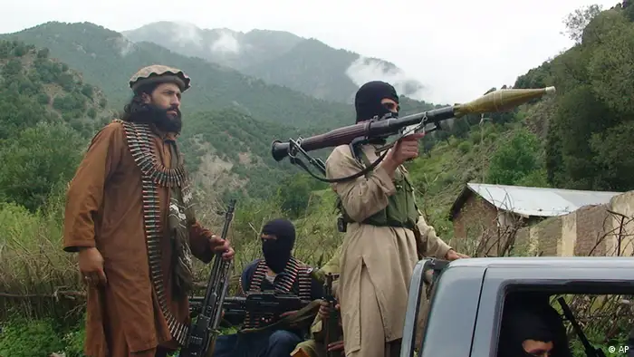 In this photo taken on Aug. 5, 2012 Pakistani Taliban patrol in their stronghold of Shawal in Pakistani tribal region of South Waziristan. Taliban spokesman Ahsanullah Ahsan told the Associated Press that Taliban threatened to kill a Pakistani cricket star Imran Khan who has become a major political player if he holds a planned march to their tribal stronghold along the Afghan border to protest U.S. drone attacks. Ahsan said “If he comes, our suicide bombers will target him,” (Foto: Ishtiaq Mahsud/AP/dapd)