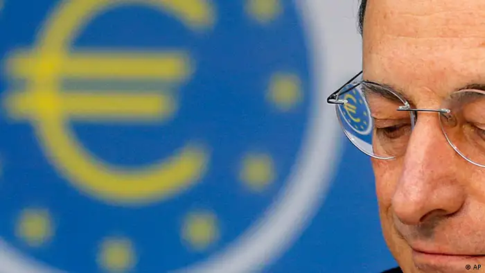 President of European Central Bank Mario Draghi listens to questions as the Euro logo is reflected in his glasses during a news conference in Frankfurt, Germany, Thursday, Sept. 6, 2012, following a meeting of the ECB governing council concerning the further strategies in the European financial crisis. (Foto:Michael Probst/AP/dapd)