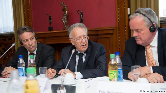 Professor Yadh Ben Achour (Mitte), DW-Intendant Erik Bettermann, Vorsitzender des Vereins Internationaler Demokratiepreis Bonn, und Jürgen Nimptsch, Oberbürgermeister von Bonn