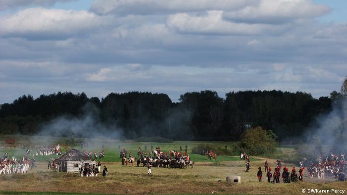 александровка в германии история. 16224876 303. александровка в германии история фото. александровка в германии история-16224876 303. картинка александровка в германии история. картинка 16224876 303. В северной части Потсдама есть место столь русское, какой даже сама Россия никогда не была. Тринадцать типично русских изб, щедро украшенных резьбой, стоят здесь одна возле другой и позади каждой — большой фруктовый сад. Некоторые дома красуются в несколько этажей, а те, что поскромнее, рассредоточены по краям. Кто-то торгует здесь огурцами, кто-то — яблоками. В затесавшемся меж построек кафе подают солянку. Построены эти дома были в 1826 году. Аутентичными они не были никогда.Поселок называется Александровкой, поскольку построен по приказу прусского короля Фридриха Вильгельма III в память о царе Александре I, которым его связывали переменчивые отношения — они были и друзьями, и врагами. В 1812 году король Пруссии взял в плен 62 русских солдата и доставил в Потсдам. Говорят, его тронули их меланхоличные напевы,они стали его солдатским хором и сопровождали прусское войско, развлекая его «песнями с тамбурином и маленькими колокольчиками». Когда Россия и Пруссия стали друзьями, солдаты так и остались при королевском дворе в Потсдаме — царь преподнес их Фридриху Вильгельму в качестве подарка. Ради оставшейся дюжины человек и построили Александровку. Ансамбль срубов, украшенных резными орнаментами, флюгерами, зубчатыми фризами. Этот фронтон принадлежит самому великолепному дому в центре поселка — в нем жил смотритель колонии.Король лично разработал вместе с Петером Йозефом фон Ленне план поселка, имеющий форму ипподрома, рассеченного Андреевским крестом; часть домов стоят напротив друг друга, другие на большом расстоянии.Каждый из певцов русского солдатского хора получил собственный дом со всем хозяйством — вплоть до глиняных горшков, огромным садом, огородом и коровой. От уплаты налогов они были освобождены. Идея была возвышенной, вот только не слишком функциональной. Солдаты не были крестьянами, они не могли себя обеспечивать, прилично выпивали и все чаще слали просительные письма. Вскоре им было разрешено зарабатывать деньги иначе: они стали сдавать комнаты тем берлинцам, что летом стремились попасть в иной, фольклорный мир.За каждым домом простирается большой участок, с которого солдатские певцы должны были кормиться.Курьез не только в том, что в социальном плане поселок не действовал. По сути, в нем есть что-то от Диснейленда; это не русская, а потемкинская деревня: сами срубы таковыми не являются, а представляют собой фахверковые дома, обитые деревом. Деревянная резьба не является традиционно крестьянской, а берет свое начало, скорее, в романтических идеях XIX века. Ее прообразом послужила другая образцовая деревня под Санкт-Петербургом — Глазово. Даже членение чудесного фасада не аутентично и не практично: там, где обозначен главный вход, войти в дом, как правило, невозможно — можно только сбоку. Так что не всегда можно выйти прямо на веранду. Не случайно позднее баварский Король Людвиг II построил Нойшванштайн, идеализированный рыцарский замок: романтика, идеализация сельской жизни и средневековья оставили отпечаток на времени и его искусствах. Так что Александровка соотносится не столько с Россией, сколько с эпохой, в которую возникла.Так выглядела деревня между 1928 и 1944 годами, запечатленная Максом Бауэром.В то время, как одни дома имеют два этажа, другие (особенно те, что по краям поселка) выглядят скромнее. Принцип, однако, один и тот же: имитация сруба и традиционного декора плюс фантазия.На холме возвышается выкрашенный в умилительный розовый цвет православный храм Александра Невского, построенный вместе с поселком и для него предназначенный. Внутри мерцают русские иконы, пахнет ладаном и звучит запись мужского хора.Некогда Александровка была популярным туристическим объектом, но со временем дела пошли все хуже. Хотя архитектурный ансамбль еще во времена ГДР был взят под охрану памятников, сохранился он плохо. Отдельные дома постепенно пришли в упадок, территория заросла, была застроена садовыми домиками. Позже через деревню чуть было не проложили трамвайную линию — сейчас она ее огибает.После объединения Германии инициативы по охране памятников докатились и до деревни. В одном из домов был открыт музей, снова были вытащены на свет божий старинные планы Ленне. Вместо 574 старых фруктовых деревьев были посажены новые. В роскошном доме смотрителя сегодня обосновалось кафе. Большинство домов стали частными — в трех из них до 2013 года еще жили потомки тех самых певцов солдатского хора (с давних пор эти дома не разрешается продавать, а только передавать по наследству, причем по прямой мужской линии). В одном из домов был создан чудесный маленький музей. Так что сегодня Александровка снова превратилась в нарядную идиллию. В жаркие летние дни случается непомерно широкому туристическому автобусу проехать по длинным и обычно пустынным улицам, пересекающимся в виде Андреевского креста. В остальном кажется, что время здесь остановилось. Но это, в сущности, время, которого никогда не было. александровка в германии история. 16224876 303. александровка в германии история фото. александровка в германии история-16224876 303. картинка александровка в германии история. картинка 16224876 303. В северной части Потсдама есть место столь русское, какой даже сама Россия никогда не была. Тринадцать типично русских изб, щедро украшенных резьбой, стоят здесь одна возле другой и позади каждой — большой фруктовый сад. Некоторые дома красуются в несколько этажей, а те, что поскромнее, рассредоточены по краям. Кто-то торгует здесь огурцами, кто-то — яблоками. В затесавшемся меж построек кафе подают солянку. Построены эти дома были в 1826 году. Аутентичными они не были никогда.Поселок называется Александровкой, поскольку построен по приказу прусского короля Фридриха Вильгельма III в память о царе Александре I, которым его связывали переменчивые отношения — они были и друзьями, и врагами. В 1812 году король Пруссии взял в плен 62 русских солдата и доставил в Потсдам. Говорят, его тронули их меланхоличные напевы,они стали его солдатским хором и сопровождали прусское войско, развлекая его «песнями с тамбурином и маленькими колокольчиками». Когда Россия и Пруссия стали друзьями, солдаты так и остались при королевском дворе в Потсдаме — царь преподнес их Фридриху Вильгельму в качестве подарка. Ради оставшейся дюжины человек и построили Александровку. Ансамбль срубов, украшенных резными орнаментами, флюгерами, зубчатыми фризами. Этот фронтон принадлежит самому великолепному дому в центре поселка — в нем жил смотритель колонии.Король лично разработал вместе с Петером Йозефом фон Ленне план поселка, имеющий форму ипподрома, рассеченного Андреевским крестом; часть домов стоят напротив друг друга, другие на большом расстоянии.Каждый из певцов русского солдатского хора получил собственный дом со всем хозяйством — вплоть до глиняных горшков, огромным садом, огородом и коровой. От уплаты налогов они были освобождены. Идея была возвышенной, вот только не слишком функциональной. Солдаты не были крестьянами, они не могли себя обеспечивать, прилично выпивали и все чаще слали просительные письма. Вскоре им было разрешено зарабатывать деньги иначе: они стали сдавать комнаты тем берлинцам, что летом стремились попасть в иной, фольклорный мир.За каждым домом простирается большой участок, с которого солдатские певцы должны были кормиться.Курьез не только в том, что в социальном плане поселок не действовал. По сути, в нем есть что-то от Диснейленда; это не русская, а потемкинская деревня: сами срубы таковыми не являются, а представляют собой фахверковые дома, обитые деревом. Деревянная резьба не является традиционно крестьянской, а берет свое начало, скорее, в романтических идеях XIX века. Ее прообразом послужила другая образцовая деревня под Санкт-Петербургом — Глазово. Даже членение чудесного фасада не аутентично и не практично: там, где обозначен главный вход, войти в дом, как правило, невозможно — можно только сбоку. Так что не всегда можно выйти прямо на веранду. Не случайно позднее баварский Король Людвиг II построил Нойшванштайн, идеализированный рыцарский замок: романтика, идеализация сельской жизни и средневековья оставили отпечаток на времени и его искусствах. Так что Александровка соотносится не столько с Россией, сколько с эпохой, в которую возникла.Так выглядела деревня между 1928 и 1944 годами, запечатленная Максом Бауэром.В то время, как одни дома имеют два этажа, другие (особенно те, что по краям поселка) выглядят скромнее. Принцип, однако, один и тот же: имитация сруба и традиционного декора плюс фантазия.На холме возвышается выкрашенный в умилительный розовый цвет православный храм Александра Невского, построенный вместе с поселком и для него предназначенный. Внутри мерцают русские иконы, пахнет ладаном и звучит запись мужского хора.Некогда Александровка была популярным туристическим объектом, но со временем дела пошли все хуже. Хотя архитектурный ансамбль еще во времена ГДР был взят под охрану памятников, сохранился он плохо. Отдельные дома постепенно пришли в упадок, территория заросла, была застроена садовыми домиками. Позже через деревню чуть было не проложили трамвайную линию — сейчас она ее огибает.После объединения Германии инициативы по охране памятников докатились и до деревни. В одном из домов был открыт музей, снова были вытащены на свет божий старинные планы Ленне. Вместо 574 старых фруктовых деревьев были посажены новые. В роскошном доме смотрителя сегодня обосновалось кафе. Большинство домов стали частными — в трех из них до 2013 года еще жили потомки тех самых певцов солдатского хора (с давних пор эти дома не разрешается продавать, а только передавать по наследству, причем по прямой мужской линии). В одном из домов был создан чудесный маленький музей. Так что сегодня Александровка снова превратилась в нарядную идиллию. В жаркие летние дни случается непомерно широкому туристическому автобусу проехать по длинным и обычно пустынным улицам, пересекающимся в виде Андреевского креста. В остальном кажется, что время здесь остановилось. Но это, в сущности, время, которого никогда не было.