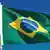 Brasilianische Fahne vor blauem Himmel (Foto: CPJ Photography)
