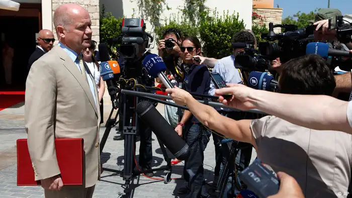 Britain's foreign minister William Hague speaks to the media as he arrives for the informal EU Foreign Affairs Ministers meeting in Kouklia outside of Paphos, Cyprus, Friday, Sept. 7, 2012. Hague says, EU countries can only provide non-lethal aid to Syrian opposition groups because of an EU arms embargo that renders the supply of any weapons illegal. (Foto:Petros Karadjias/AP/dapd)