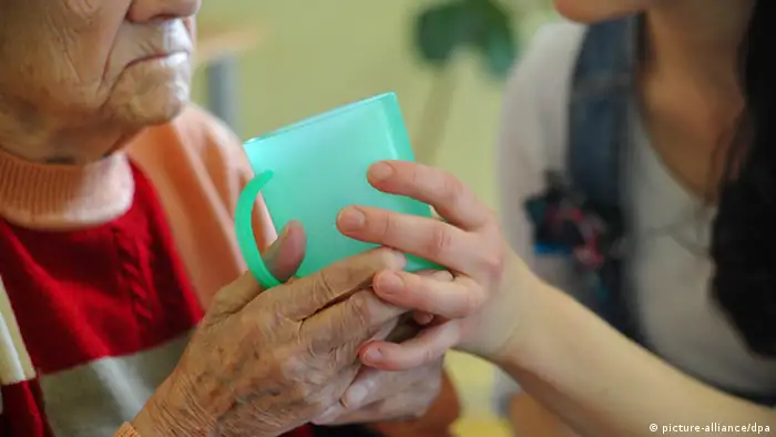 Pflege Absicherung Altenpflege Pflegegeld Pflegekraft Seniorenheim Altersheim