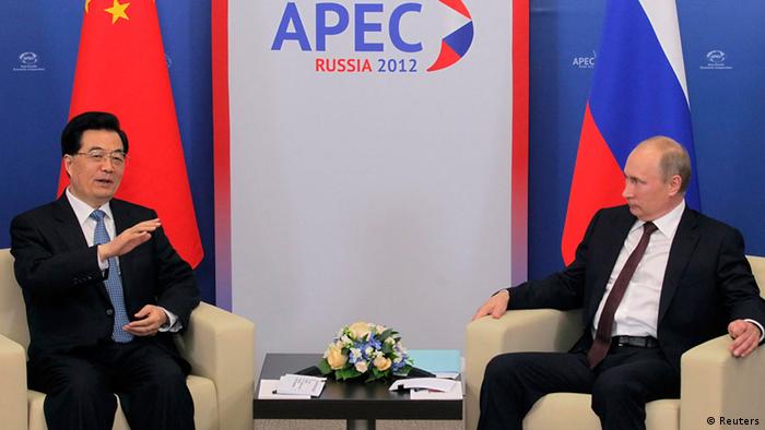 Russian President Vladimir Putin (R) listens to Chinese President Hu Jintao during their meeting at the APEC summit in Vladivostok September 7, 2012. REUTERS/Pool/Maxim Shipenkov (RUSSIA - Tags: POLITICS BUSINESS)