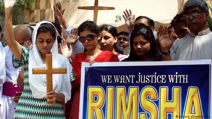 Pakistani Christians protest against the arrest of Rimsha Masih (Photo: EPA/NADEEM KHAWER)