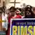 Pakistanische Christen mit Holzkreuzen und Transparenten, auf denen sie Gerechtigkeit für Rimsha fordern