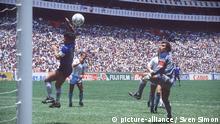 Diego MARADONA, Argentinien, erzielt das legendaere Handtor (die Hand Gottes) in der Begegnung England - Argentinien 1:2 bei der Fussball-Weltmeisterschaft 1986 in Mexico, 23.02.1986.