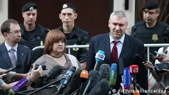 epa03364076 The defense lawyers for the Pussy Riot activists, Nikolai Polozov (L), Violetta Volkova (C) and Mark Feygin (R) talk to journalists near the Khamovnichesky Court in Moscow, Russia 17 August 2012, after the judge delivered the verdict. Judge Marina Syrova sentenced the trio, who were found guilty of hooliganism motivated by religious hatred or hostility after singing a song insulting Vladimir Putin in the Christ the Savior cathedral in Moscow earlier this year ahead of presidential elections in Russia, to two years in prison. EPA/MAXIM SHIPENKOV +++(c) dpa - Bildfunk+++