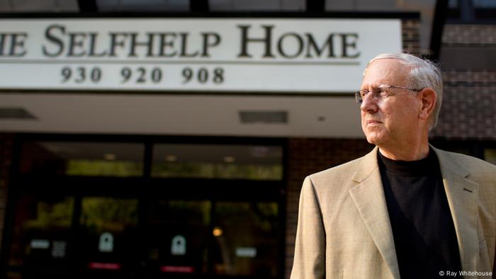 Ethan Bensinger vor dem Selfhelp Home in Chicago (Foto: Ray Whitehouse)