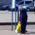 Starija žena traži u korpi za smeće boce - zagrebački glavni kolodvor