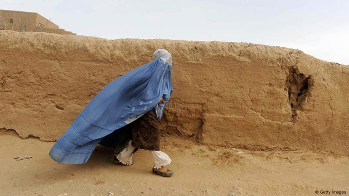 Afghanische Frau mit Burka Afghanische Frau mit Burka