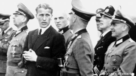 Wernher von Braun mit Offizieren der Wehrmacht in Peermünde