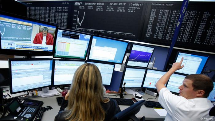 Traders react at their desks as the President of the German Constitutional Court pronounces a judgement on the European Stability Mechanism and fiscal pact (Photo: REUTERS/Alex Domanski)