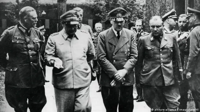 刺杀事件发生6天后，希特勒在戈林、凯特尔和秘书波曼的陪同下公开露面（1944.7.26）