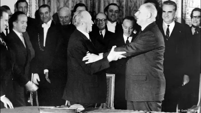 En el Palacio del Elíseo el presidente Charles de Gaulle (derecha) abrazó efusivamente al canciller alemán, Konrad Adenauer.