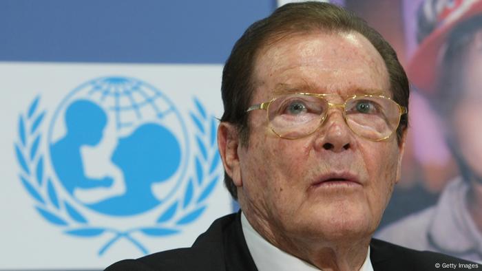 Roger Moore vor einem Unicef-Emblem (Foto: Getty Images)