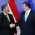 Der ägyptsiche Präsident Mursi und der Präsident der Europäischen Union Barroso geben sich bei einem Treffen in Brüssel die Hand (Foto: REUTERS/Francois Lenoir)