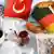 Bilder zum Thema deutsch-türkisches Kulturprojekt; hier ein Picknick mit türkischen Speisen und Getränken. Treffpunkt - Bulusma Noktasi; Alle Rechte der Bilder wurden an die DW abgetreten. Wer hat das Bild gemacht?: DW/ Nihat Halici