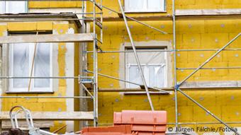 Eine Wollmütze fürs Haus: Ist Dämmung wirklich der effektivste Klimaschutz? (Foto: ürgen Fälchle/Fotolia)